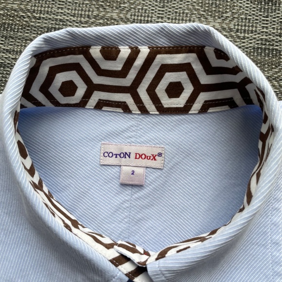 Blouse with graphic accents at collar and cuffs - Picture 6 of 7